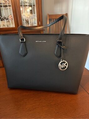 💯% Authentic Michael Kors Black Sheila largeTote, leather! ✈️